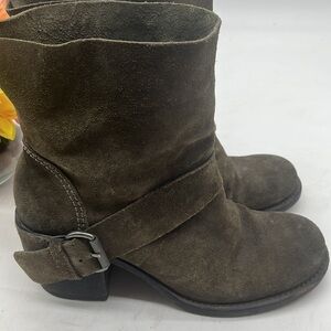 Vera Wang Lavender Label Dark Green Suede Shin High Boots Size 9.5 MCA3959A